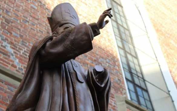 На Львовщине у памятника Папе Римскому отпилили руку (ФОТО) | Русская весна