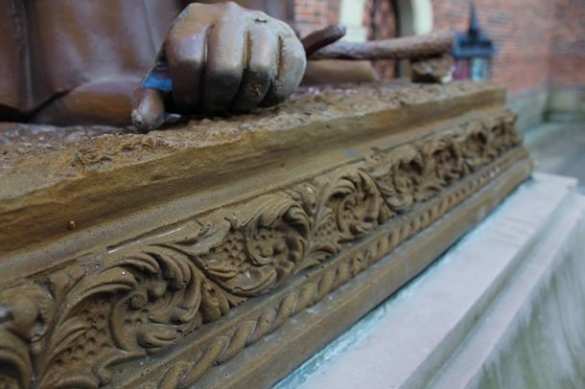 На Львовщине у памятника Папе Римскому отпилили руку (ФОТО) | Русская весна