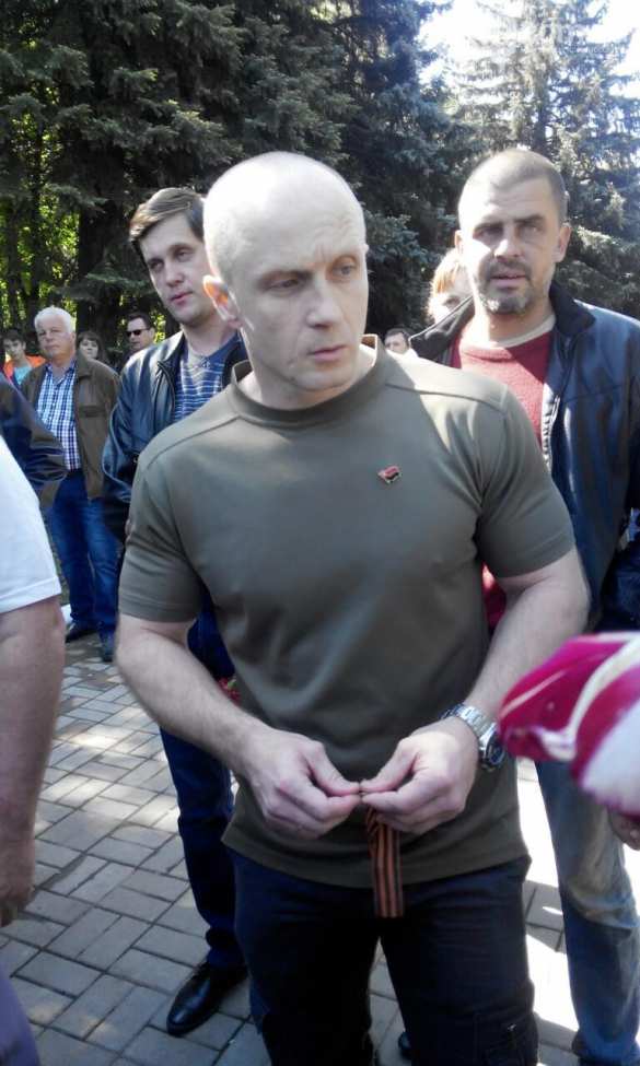 День Победы в оккупации: в Краматорске у Вечного Огня произошла стычка неонацистов с горожанами (ФОТО, ВИДЕО) | Русская весна