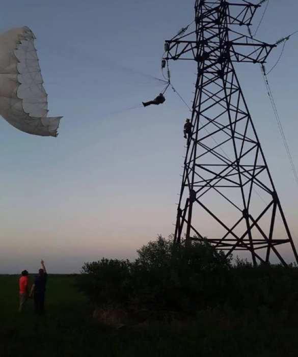 Украинский парашютист зацепился за линию электропередач под Ивано-Франковском (ФОТО, ВИДЕО) | Русская весна