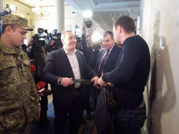 Парасюк в Раде толкался с охраной и обзывал их начальника Гелетея собакой (ФОТО, ВИДЕО) | Русская весна