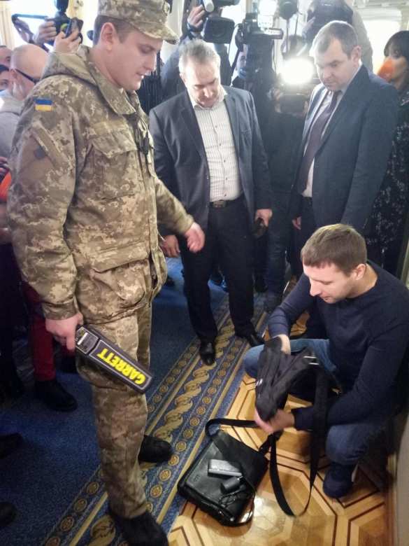 Парасюк в Раде толкался с охраной и обзывал их начальника Гелетея собакой (ФОТО, ВИДЕО) | Русская весна