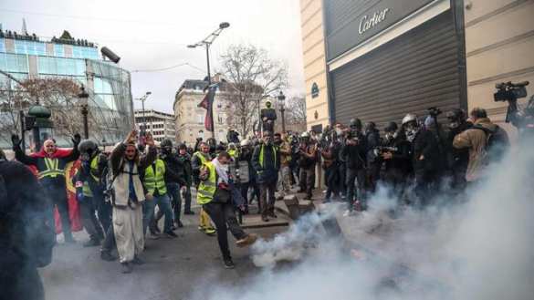 В Париже началась битва протестующих с полицией (ПРЯМАЯ ТРАНСЛЯЦИЯ) | Русская весна