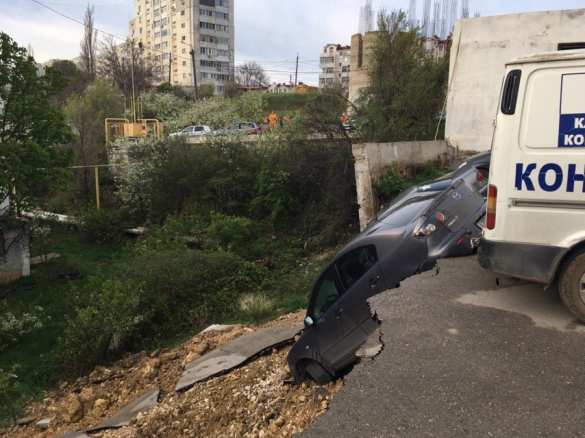 В Севастополе парковка вместе с автомобилями рухнула под откос (ФОТО, ВИДЕО) | Русская весна