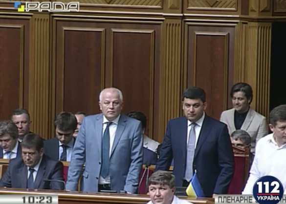 Трибуна Рады заблокирована, нардепы исполнили гимн, после чего Парубий закрыл заседание (ФОТО, ВИДЕО) | Русская весна