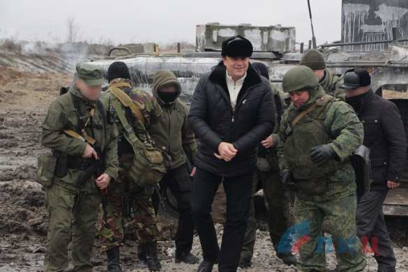 Глава ЛНР на передовой наградил бойцов за оборону Светлодарской дуги и Бахмутки (ФОТО) | Русская весна