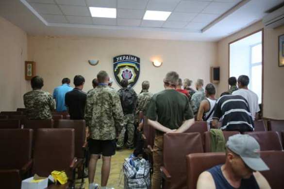 Под генпрокуратурой Украины задержали группу лже-«атошников» (ФОТО) | Русская весна