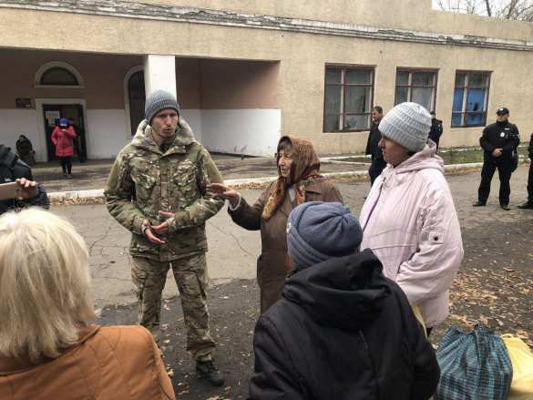 Донбасс: Полиция на блокпосту обстреляла боевиков «Азова», направлявшихся к пункту разведения сторон (+ВИДЕО, ФОТО) | Русская весна
