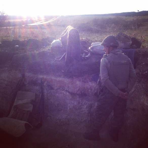 Под Дебальцево идет война: свежеподбитая техника ВСУ дымит за терриконом (фото) | Русская весна
