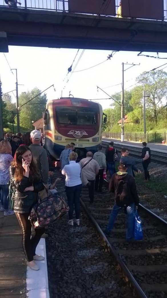 Подо Львовом пассажиры не смогли влезть в поезд и перекрыли железную дорогу (ФОТО, ВИДЕО) | Русская весна