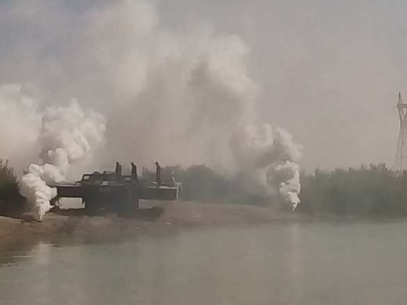 Битва за Дейр Зор: Российские военные скрывают за стеной дыма колонны техники при форсировании Евфрата (ФОТО) | Русская весна