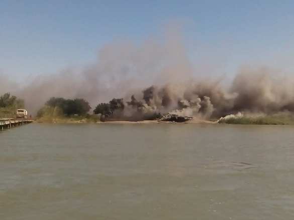 Битва за Дейр Зор: Российские военные скрывают за стеной дыма колонны техники при форсировании Евфрата (ФОТО) | Русская весна