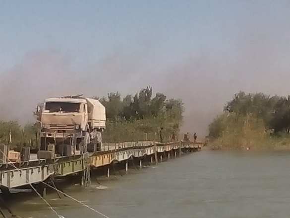 Битва за Дейр Зор: Российские военные скрывают за стеной дыма колонны техники при форсировании Евфрата (ФОТО) | Русская весна