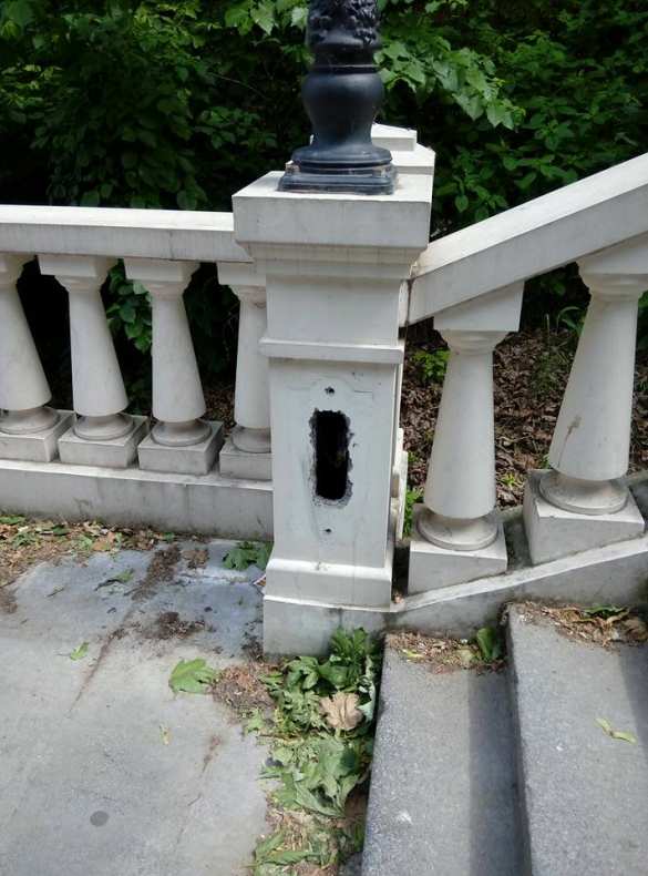 В Киеве сломали герб Украины (ФОТО) | Русская весна