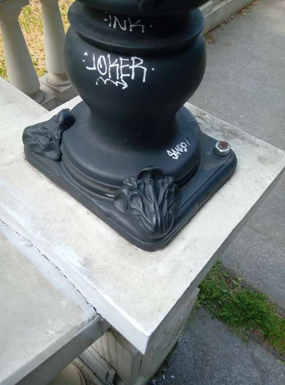 В Киеве сломали герб Украины (ФОТО) | Русская весна