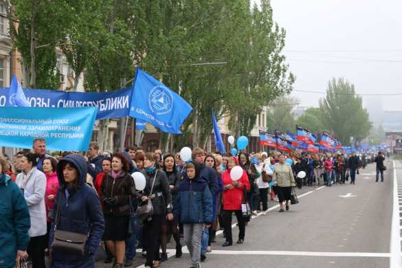 Над Донецком реют разные знамёна, десятки тысяч вышли на улицы, — европейский доброволец (ФОТО) | Русская весна