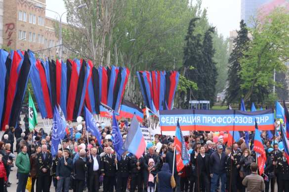 Над Донецком реют разные знамёна, десятки тысяч вышли на улицы, — европейский доброволец (ФОТО) | Русская весна