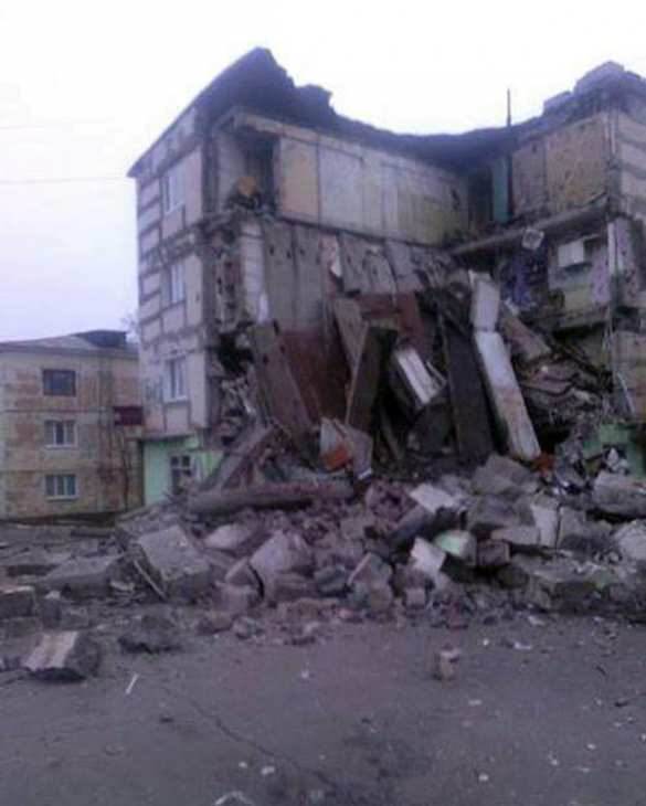 Первомайск — город призрак: под обстрелом украинской артиллерии, как карточный домик, сложился целый подъезд пятиэтажки (ВИДЕО, ФОТО) | Русская весна