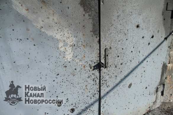 Последствия обстрелов ВСУ в ЛНР: нарушено газо- и электроснабжение, дома посечены осколками (ФОТО) | Русская весна