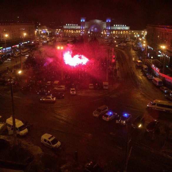 В Днепропетровске радикалы снесли памятник Петровскому (+ФОТО, ВИДЕО) | Русская весна