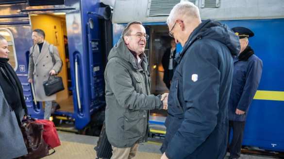 Министр обороны Германии «неожиданно» прибыл в Киев (ФОТО) | Русская весна