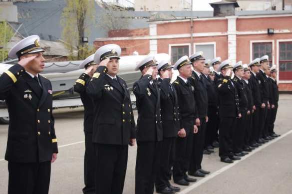 В Одессе состоялась торжественная церемония переименования служебно-вспомогательного судна с установленной на нём пушкой (ФОТО) | Русская весна