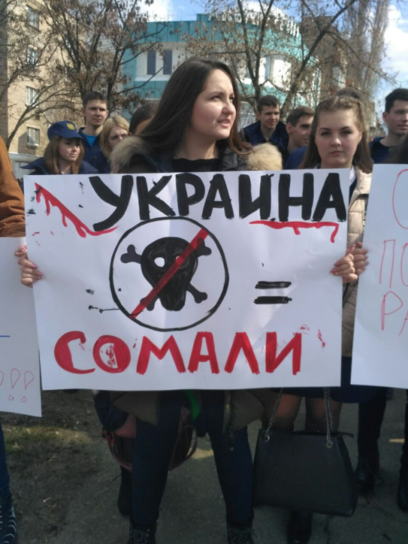 «Нет украинскому пиратству!» — в Луганске пикетируют офис ОБСЕ с требованием освободить российских моряков (ФОТО, ВИДЕО) | Русская весна