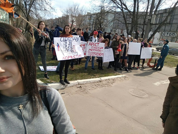 «Нет украинскому пиратству!» — в Луганске пикетируют офис ОБСЕ с требованием освободить российских моряков (ФОТО, ВИДЕО) | Русская весна