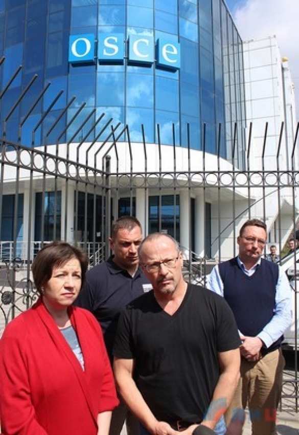 Жители Луганска требуют, чтобы ОБСЕ заставила Киев выполнять Минские соглашения (ФОТО) | Русская весна