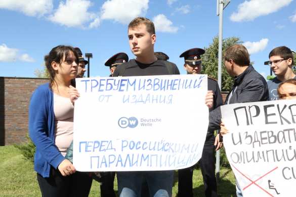 «Требуем убрать карикатуру» — акция у посольства Германии в Москве (ФОТО) | Русская весна