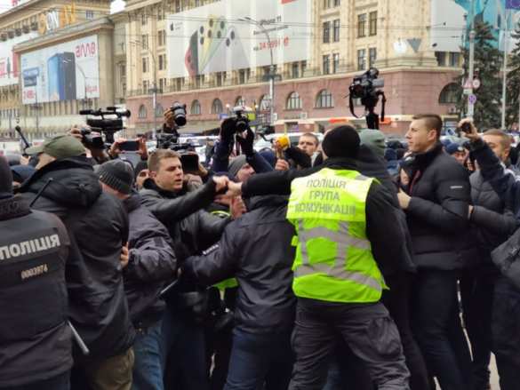 В Харькове неонацисты напали на участников пикета в поддержку русского языка (ФОТО, ВИДЕО) | Русская весна