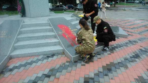 В Черкассах облили краской мемориал «героев УПА» (ФОТО) | Русская весна