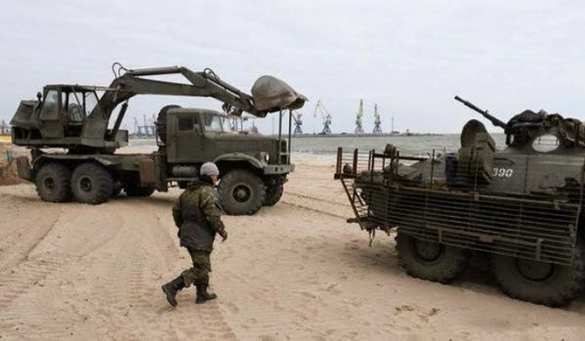 На мариупольском пляже «Песчанка» окопы и блиндажи ВСУ заливает морская вода | Русская весна