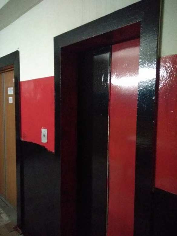 Как в крематории: в Киеве подъезд перекрасили в «патриотические цвета» (ФОТО) | Русская весна