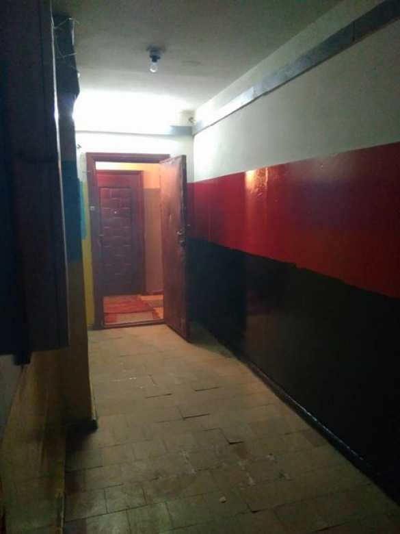 Как в крематории: в Киеве подъезд перекрасили в «патриотические цвета» (ФОТО) | Русская весна