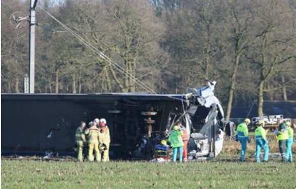 В Голландии пассажирский поезд сошёл с рельсов, есть жертвы (ФОТО, ВИДЕО) | Русская весна