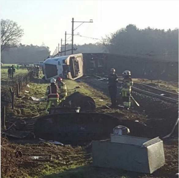 В Голландии пассажирский поезд сошёл с рельсов, есть жертвы (ФОТО, ВИДЕО) | Русская весна