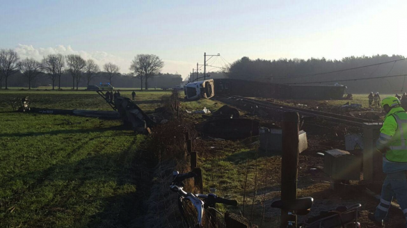 В Голландии пассажирский поезд сошёл с рельсов, есть жертвы (ФОТО, ВИДЕО) | Русская весна