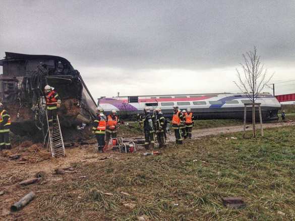 МОЛНИЯ: во Франции погибли не менее 7 человек в результате схода с рельсов скоростного поезда (+ВИДЕО, ФОТО) | Русская весна