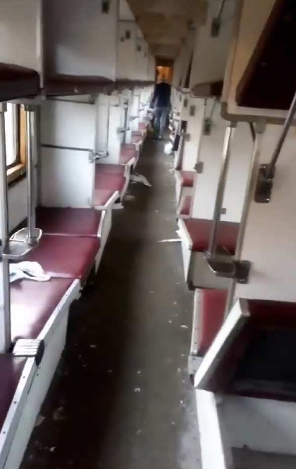 Украинские фанаты разгромили поезд Львов-Запорожье (ФОТО) | Русская весна