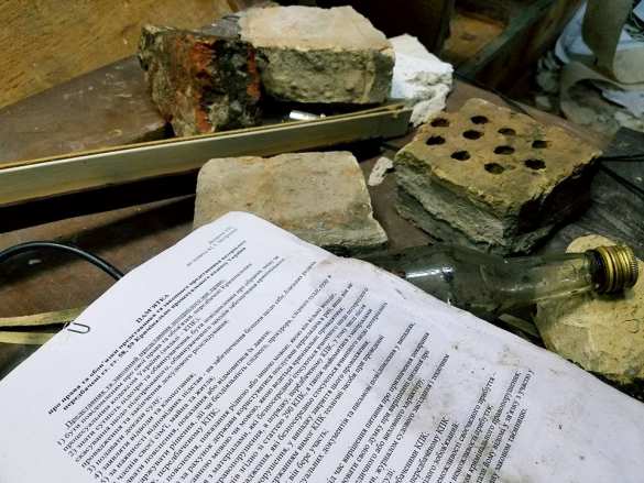 «Пока вы спали, в суде Киева выросли баррикады» — кадры погромов в суде над главарем ОУН (ФОТО) | Русская весна