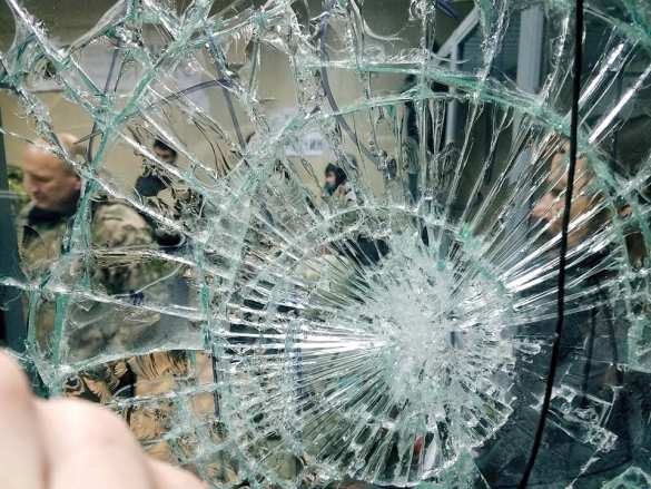 «Пока вы спали, в суде Киева выросли баррикады» — кадры погромов в суде над главарем ОУН (ФОТО) | Русская весна