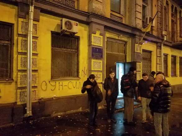 «Пока вы спали, в суде Киева выросли баррикады» — кадры погромов в суде над главарем ОУН (ФОТО) | Русская весна