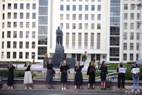 «Здесь умер мой голос»: новая срежиссированная акция на улицах Минска (ФОТО, ВИДЕО) | Русская весна