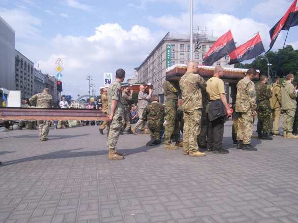 «Нерабы» на коленях: в Киеве попрощались с боевиками «Правого сектора» (ФОТО) | Русская весна