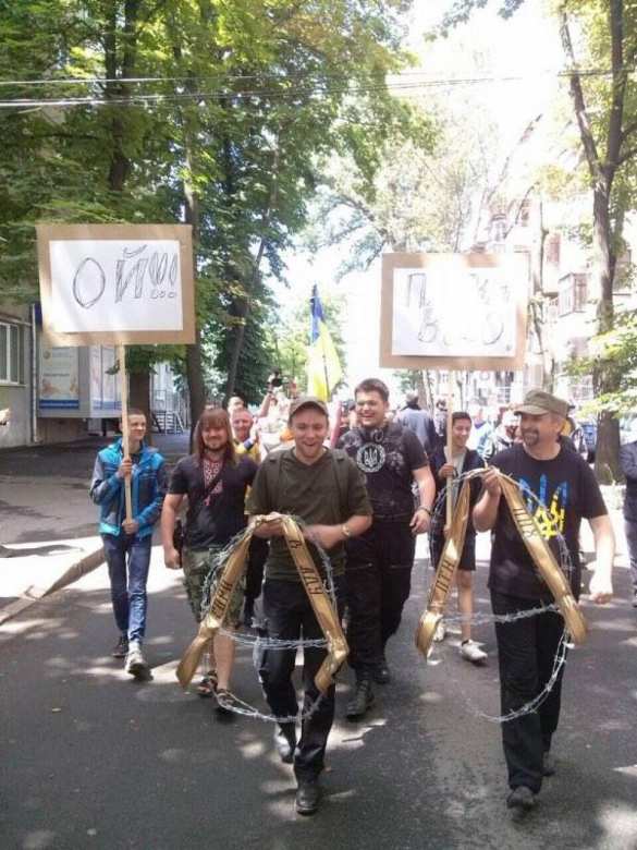 Укроп головного мозга: в Харькове нацисты «похоронили» Путина (ФОТО, ВИДЕО) | Русская весна