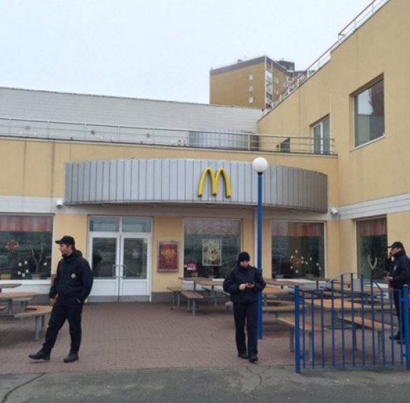 В Киеве сообщили о минировании всех ресторанов McDonald’s, идет эвакуация (ФОТО, ВИДЕО) | Русская весна