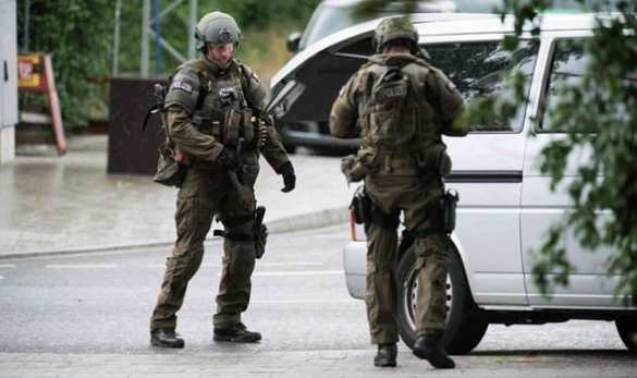 Вооруженный мужчина захватил кафе в Германии (ФОТО) | Русская весна