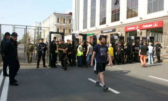 Неонацисты перекрыли центр Киева, чтобы помешать маршу гомосексуалистов (ФОТО) | Русская весна