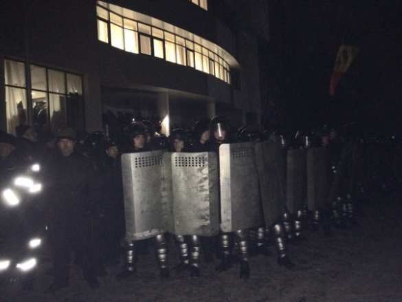 МОЛНИЯ: прибывшее подкрепление спецназа разрезало толпу протестующих у здания парламента Молдавии (ФОТО) | Русская весна